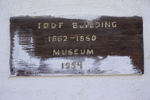 [Picture of Oddfellows sign]